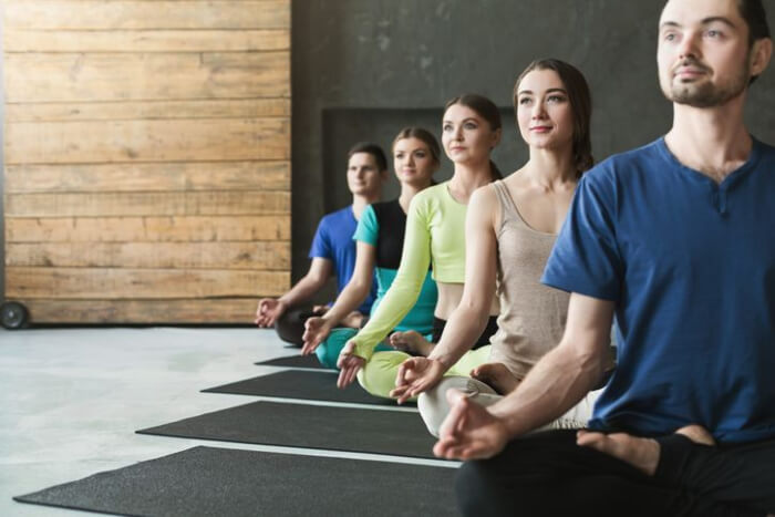 Mensen mediteren in groep – bewustzijn en spiritualiteit