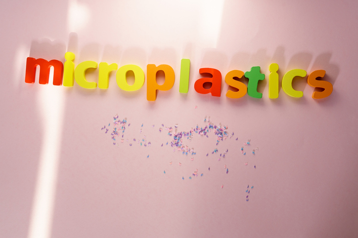 De Toekomst van Microplastics: De Noodzaak van Meer Onderzoek en Bewustwording