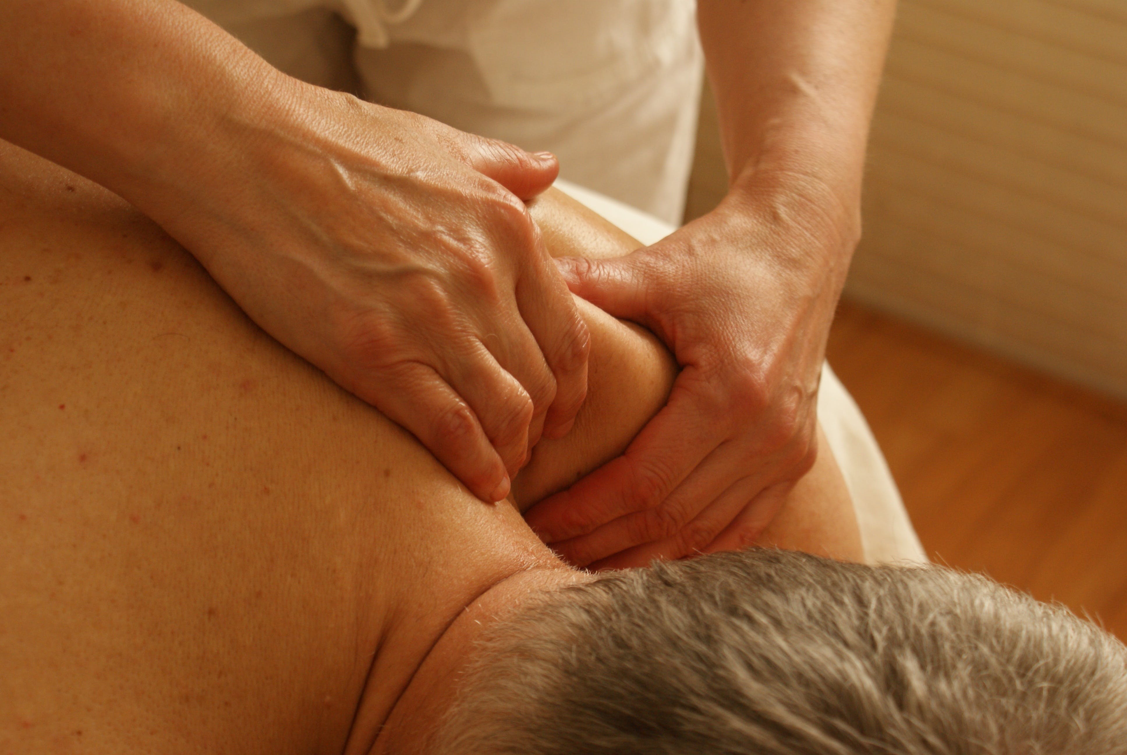 Massage massage olie toevoegen rozemarijn olie