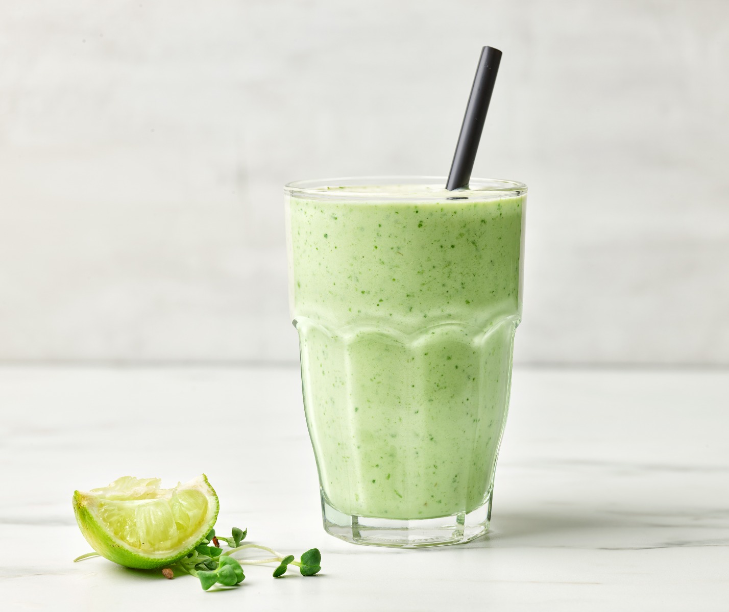 Smoothie pine pollen matcha tea